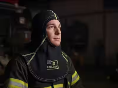Bombero con capucha Nomex® protección en incendio urbano