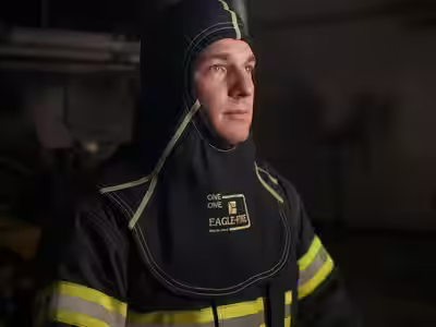 Bombero con capucha particulada EAGLE-FIRE en estación
