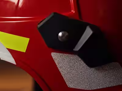 Detalle de material termoplástico certificado NFPA en casco de bombero
