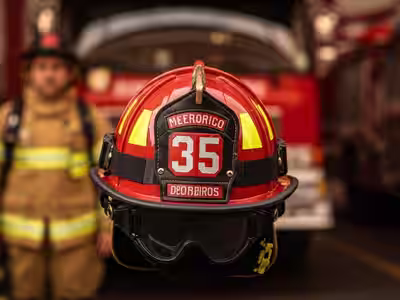 Casco Bullard vs Cairns para Bomberos: Comparativa 2026 — Cuál Elegir