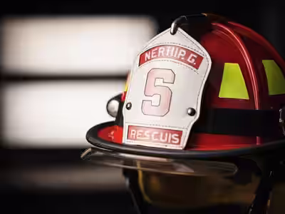 Casco estructural NFPA 1971 — perfil dramático en estudio