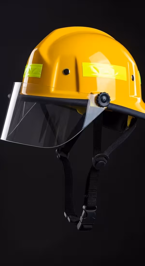 Casco forestal NFPA 1977 con barbiquejo y orificios de ventilación