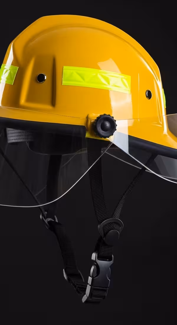 Brigada forestal con casco material compuesto