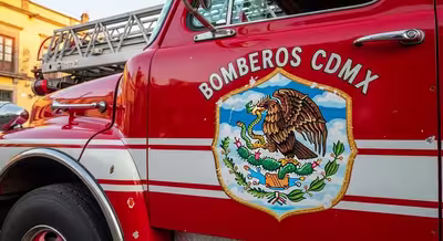 Unidad de bomberos del Valle de México con la escalera desplegada
