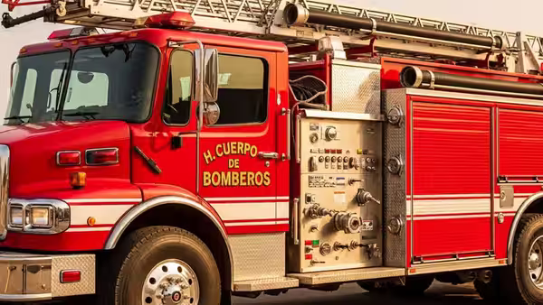 Brigada y equipo contra incendio en instalación industrial en México