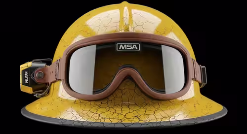 Rescate en montaña — bomberos con equipo vertical NFPA 1983 en operación