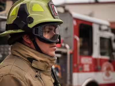 Gafas bombero con casco lima en estacion de bomberos