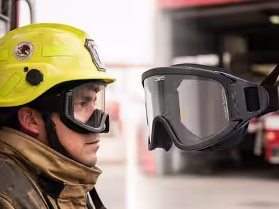Goggle bombero composicion con estacion y camion