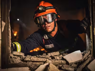 Gafas bombero en operacion rescate entre escombros