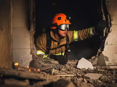 Gafas bombero rescate en estructura colapsada