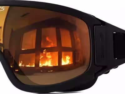 Macro de lente espejo con reflejo de incendio — goggle estructural de bombero