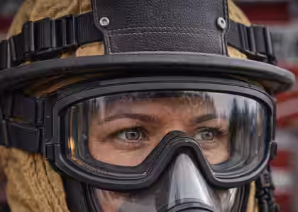 Bombera con goggle de combate compatible con SCBA y casco NFPA 1971