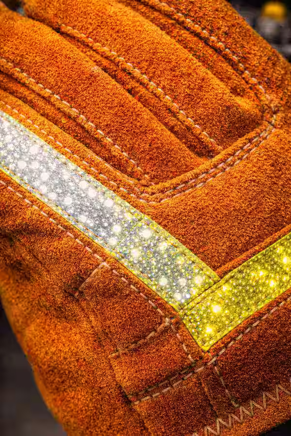 Bombero forestal con guantes seamless