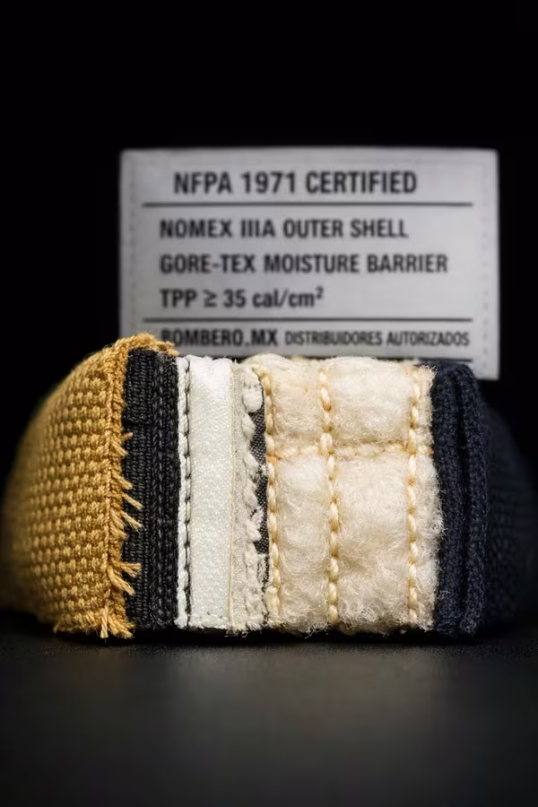 Detalle de tejido certificado NFPA 1971 — capas Nomex® y Gore-Tex®