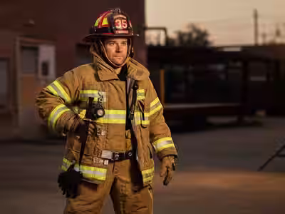 Ensemble completo: traje estructural, casco, capucha y SCBA en estación